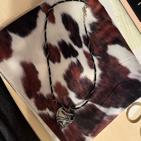 Never worn necklaces one has a glass heart the other is a gold chain - Picture 7 of 8